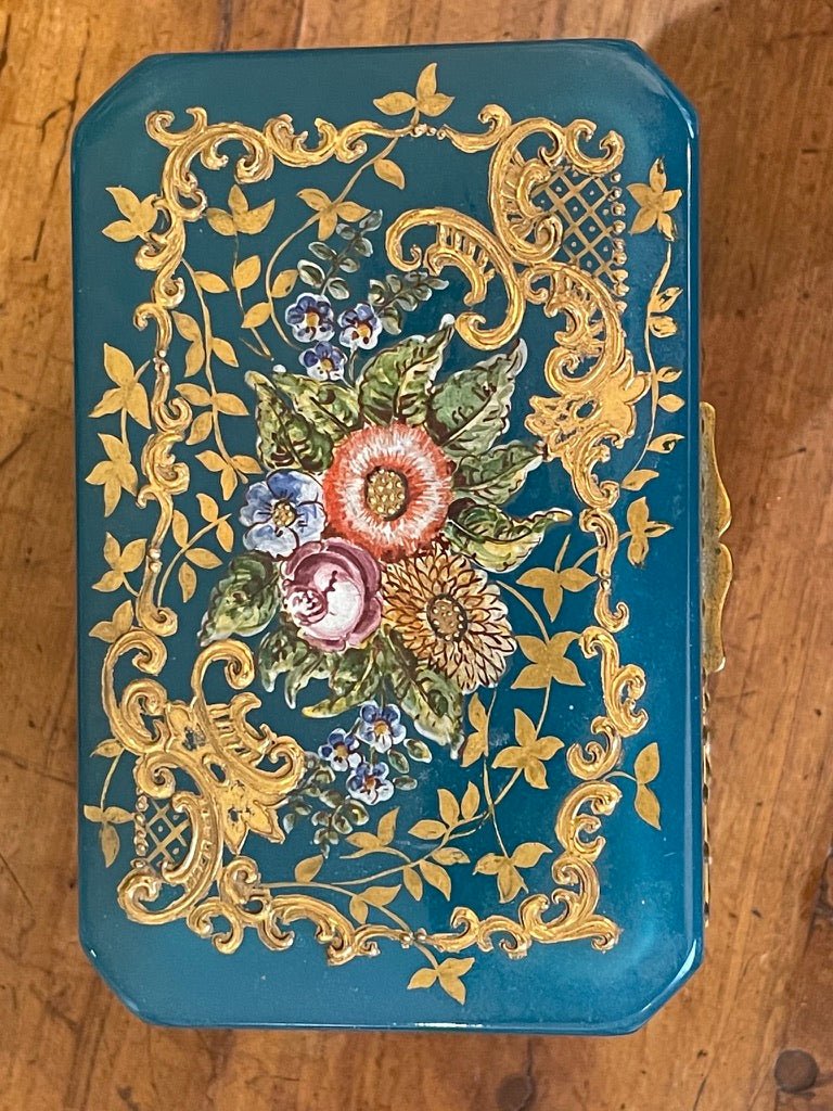 19TH CENTURY BLUE OPALINE BOX