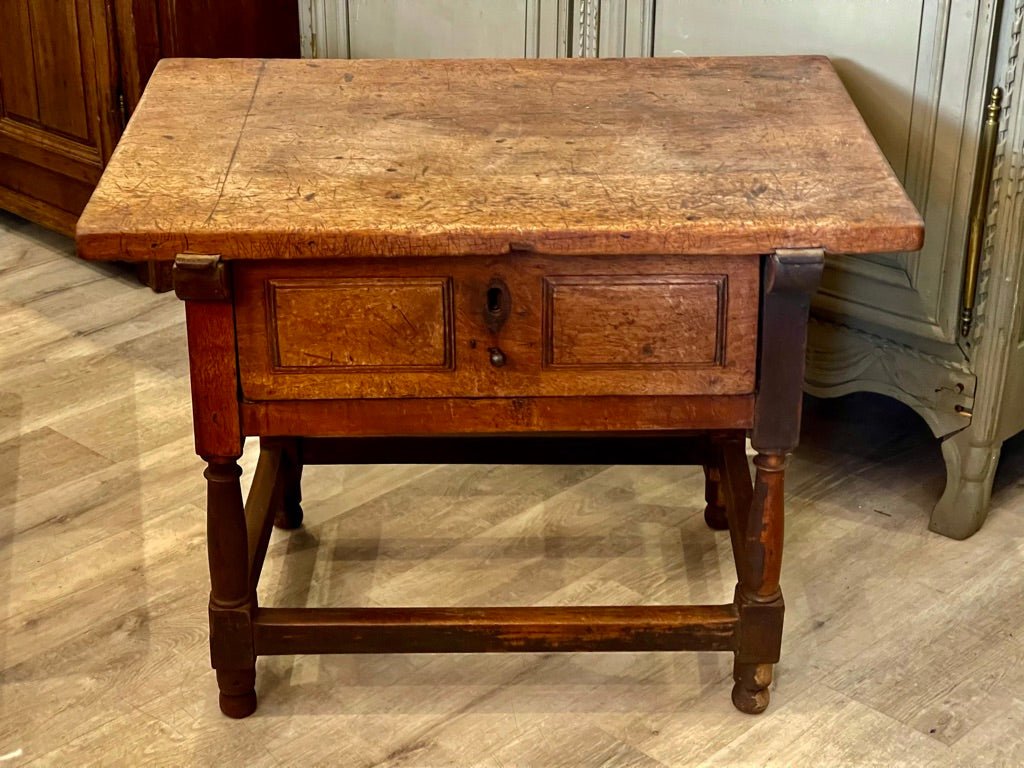 EARLY 18TH CENTURY SINGLE DRAWER SPANISH WALNUT TAVERN TABLE - Helen Storey Antiques