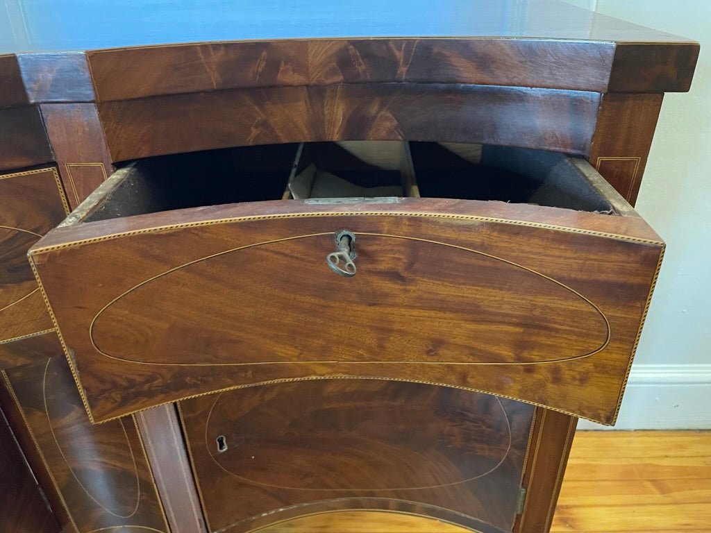 Fine Federal American Hepplewhite Serpentine Sideboard, c. 1790 - Helen Storey Antiques