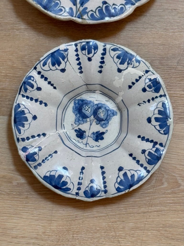 Four small and rare English delftware lobed dishes, London, ca. 1700 - Helen Storey Antiques