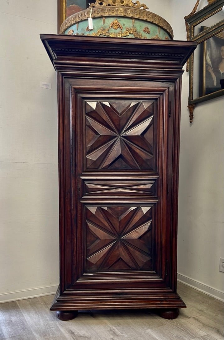 Louis XIV, 17th Century French small armoire - Homme - debout - Helen Storey Antiques