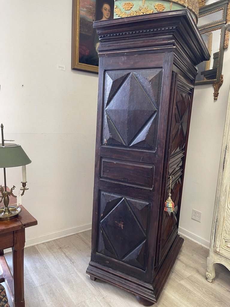 Louis XIV, 17th Century French small armoire - Homme - debout - Helen Storey Antiques